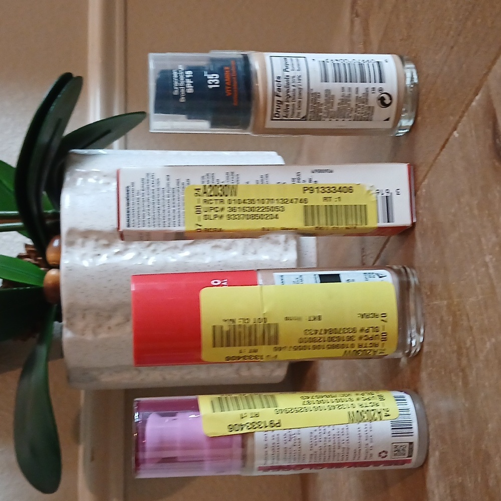 New Foundation Uoma, Covergirl, Revlon, and Concealer Women's Makeup 4pc - Picture 10 of 17